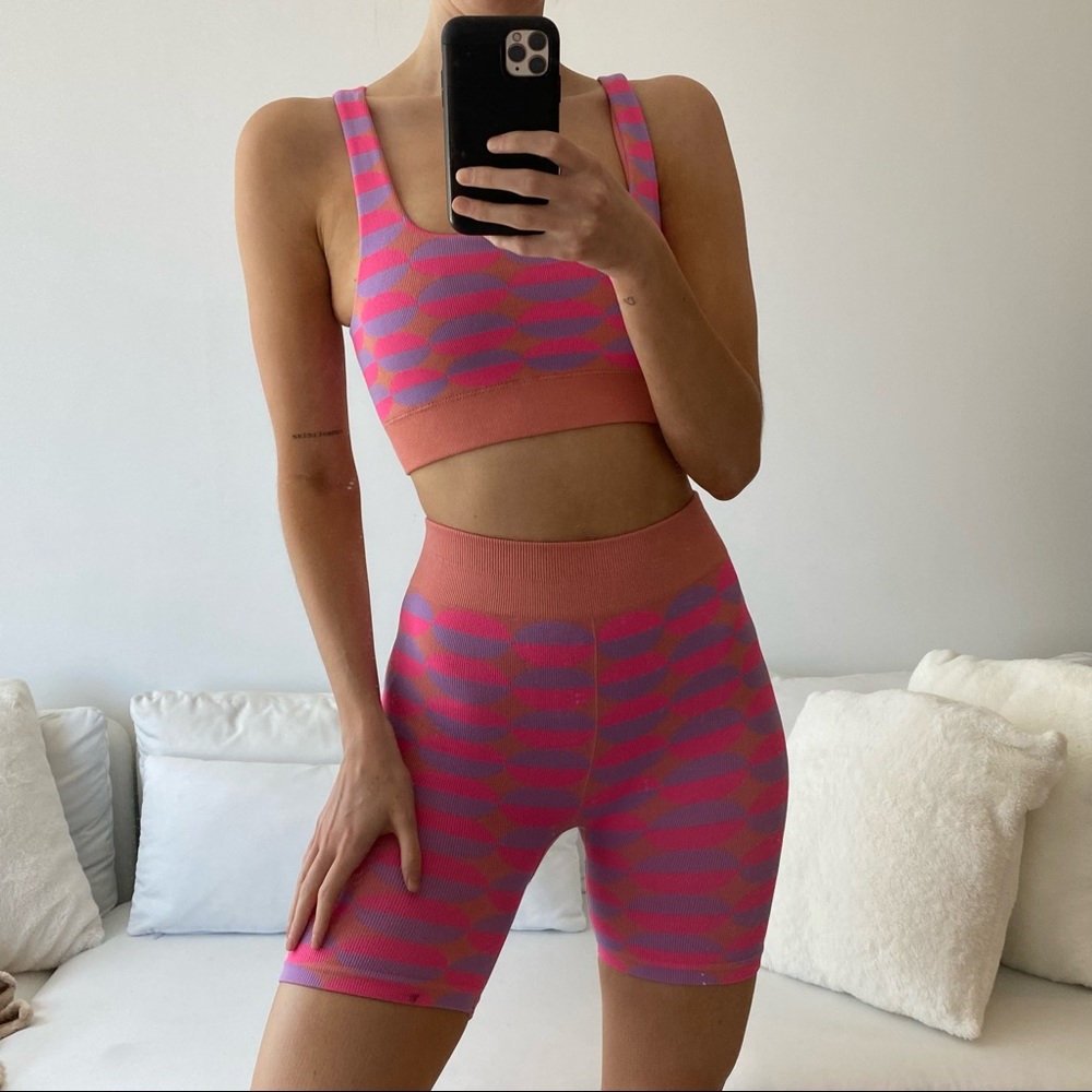 BRAND NEW Fabletics Groovy 2-Piece Outfit Dottie Geo Sports Bra & Shorts Size S